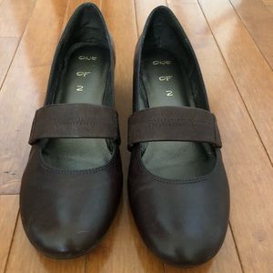 One of 2 brown dress shoes
